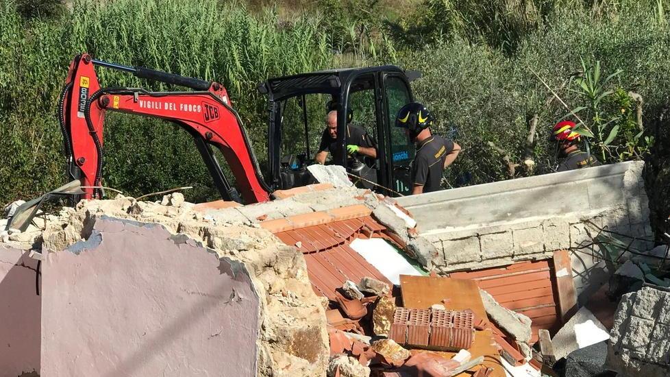 Palazzina esplosa, gli specialisti dei vigili del fuoco cercano risposte fra le macerie