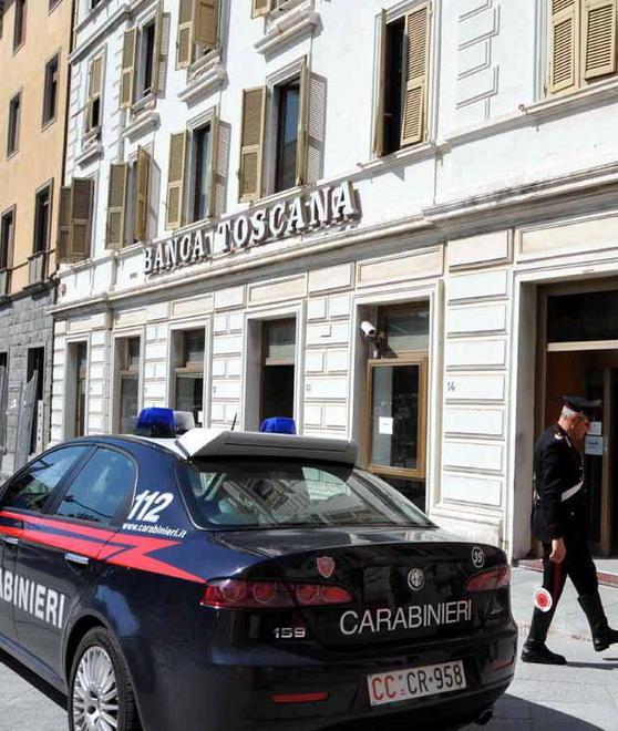 Guardano i lavori nella piazza Li scambiano per rapinatori