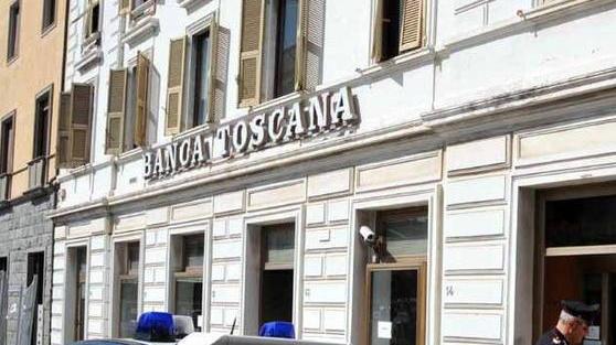 Guardano i lavori nella piazza Li scambiano per rapinatori