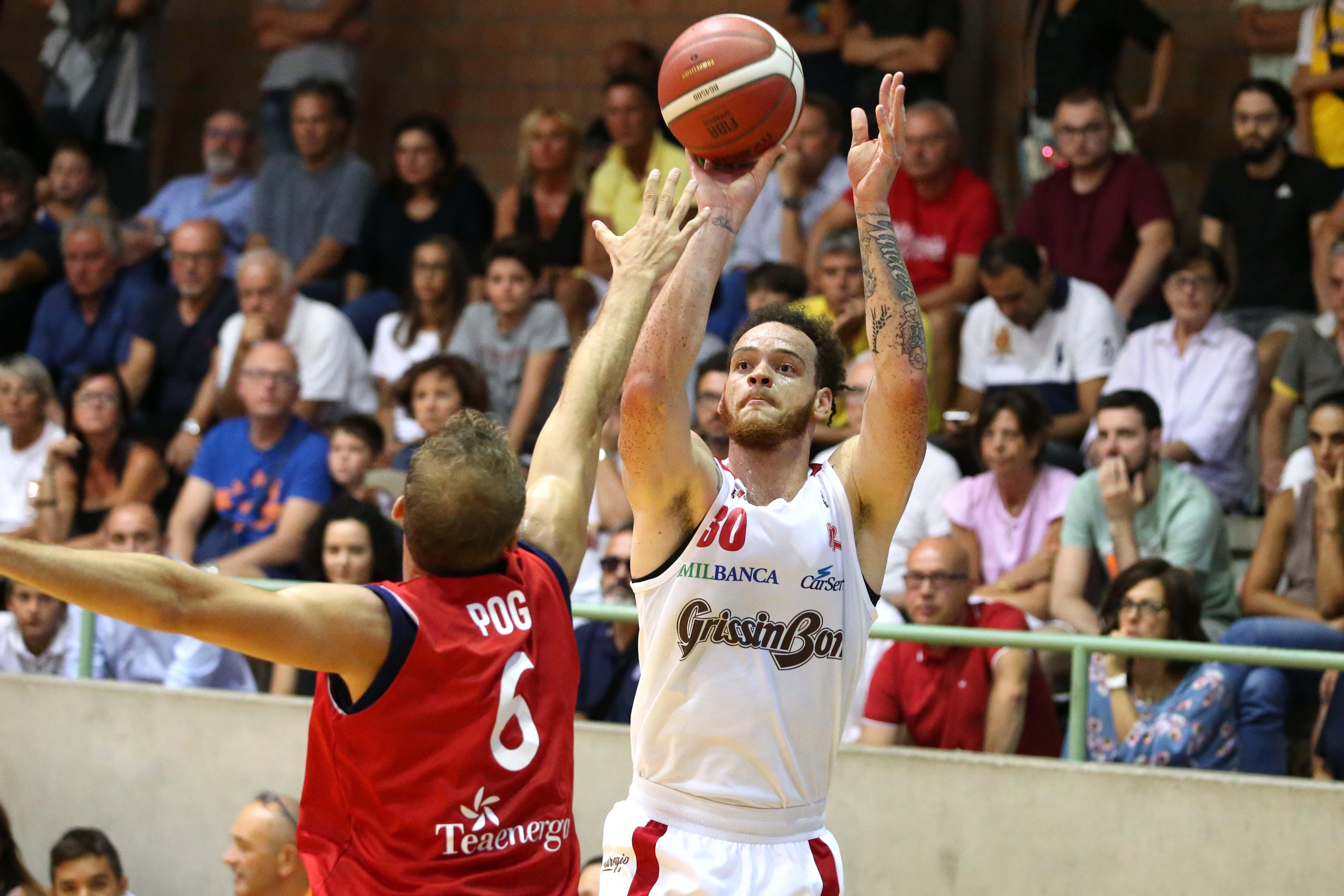 Reggie Upshaw al tiro nell'amichevole a Castelnovo Monti contro Mantova