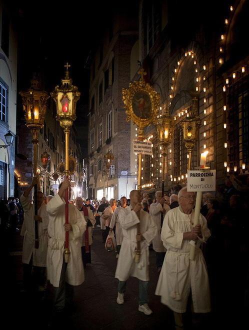 Tutti in processione con gli occhi puntati sugli edifici rischiarati a led 