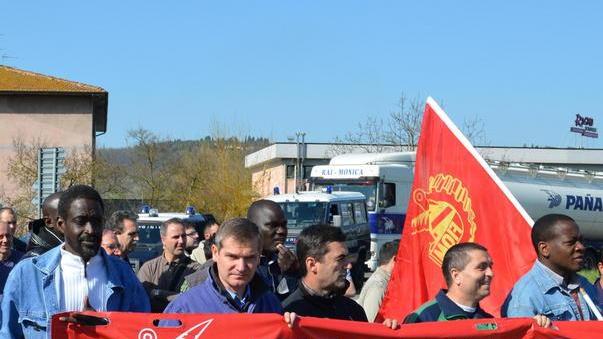 Centinaia di operai di nuovo in piazza contro il governo