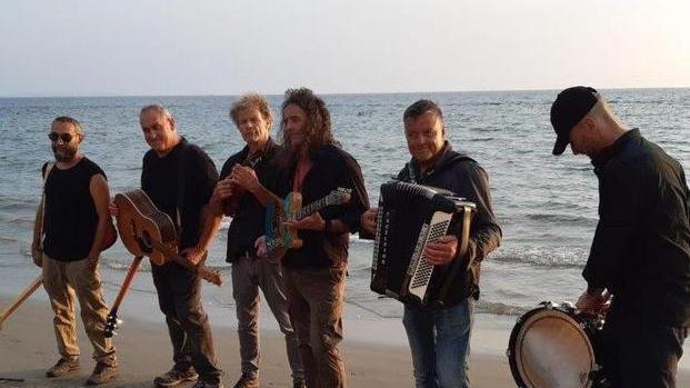 “Mare di mezzo”, la chitarra che parla di speranza