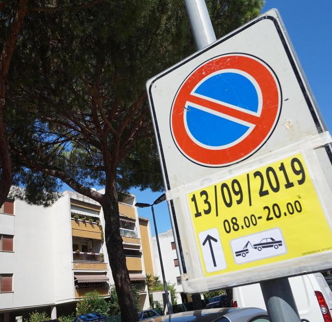 Viale Mascagni, sosta vietata per i rilievi sulle radici dei pini