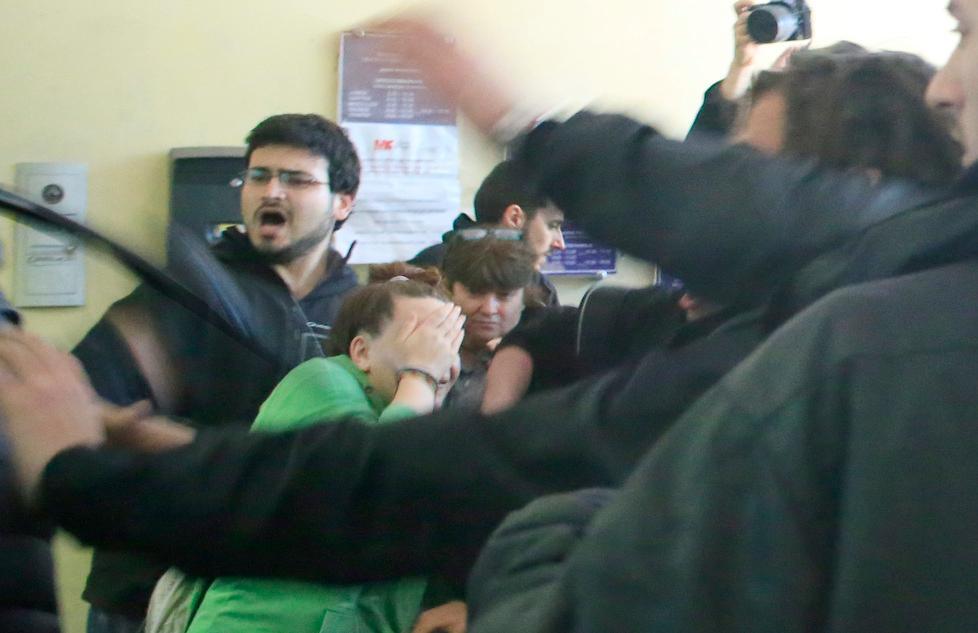 Scontri, a processo in tredici Soccorse ragazza ferita: assolta
