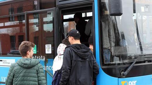Orari dei treni complessi Per gli studenti ritorna il servizio bus
