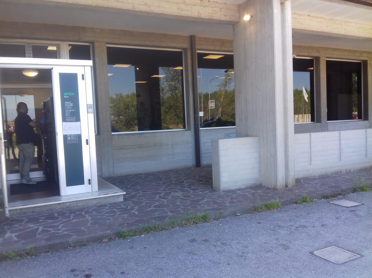 "Ci hanno preso i telefoni e poi chiuso nello stanzino"