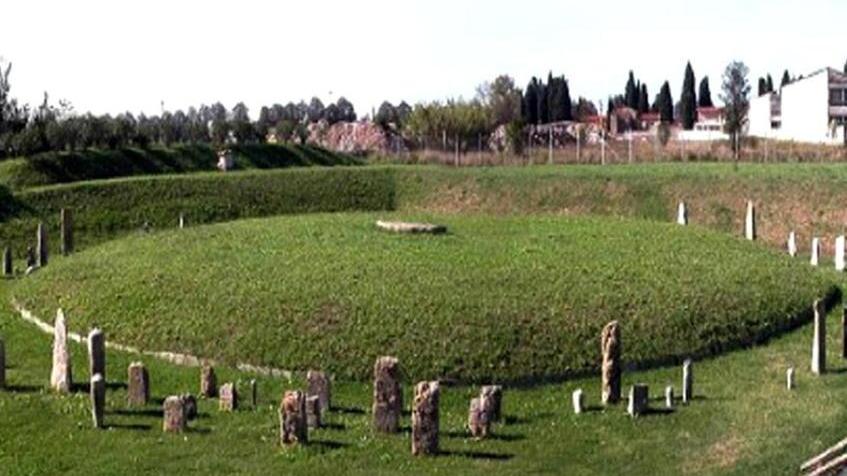 I segreti del Tumulo del principe etrusco: sembra Stonehenge, ma è una tomba vuota