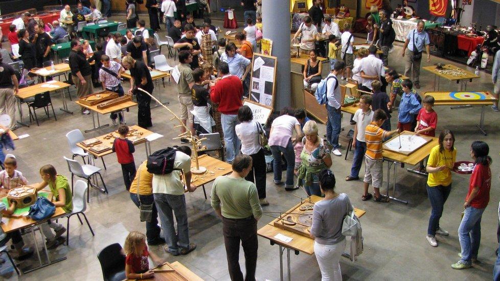 Cari, vecchi giochi di legno: la nostalgia da tavolo al festival del Buon Sollazzo