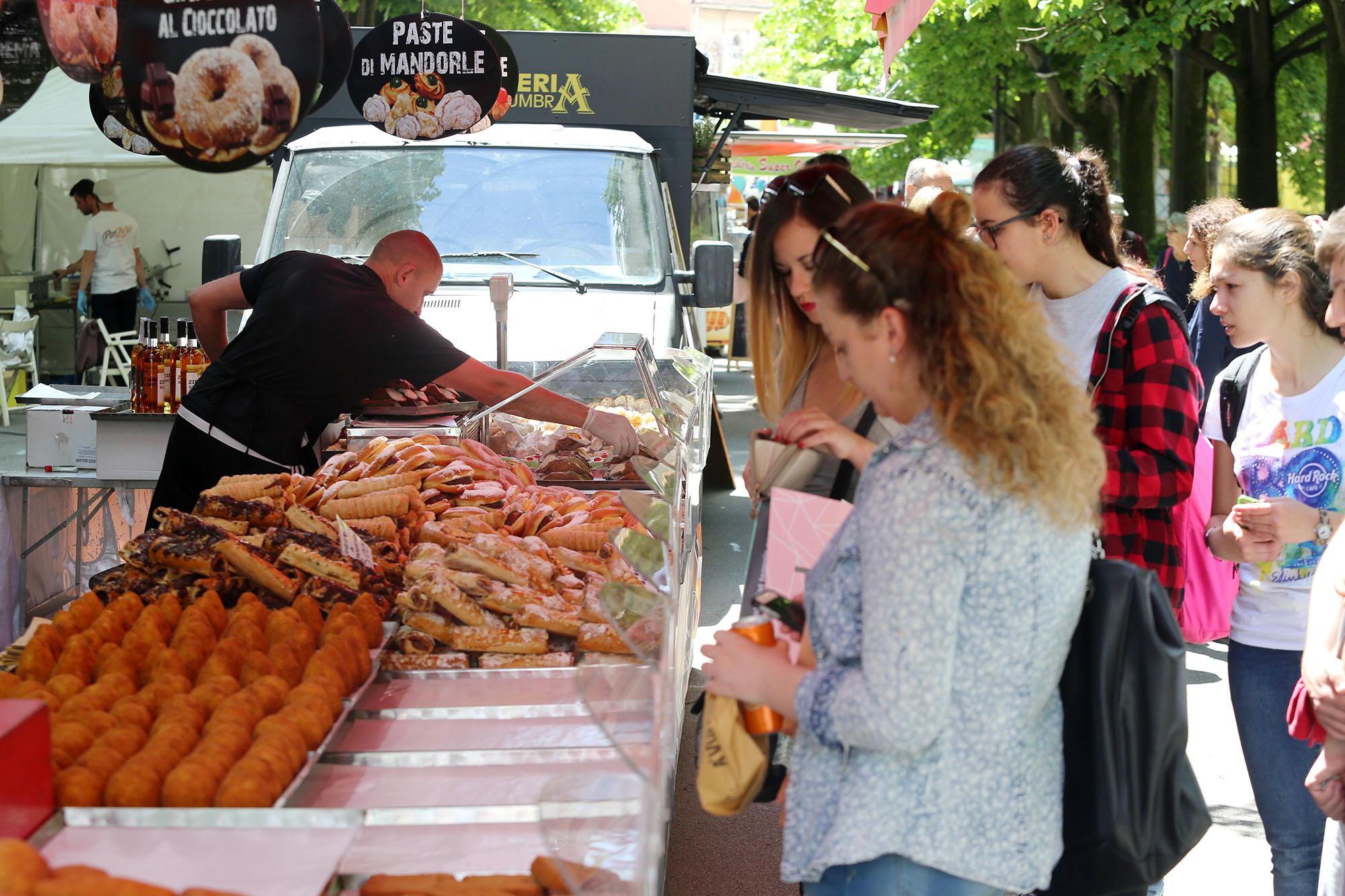 Dal canguro agli arrosticini: lo street food “globalizzato” per le strade di Cascina 