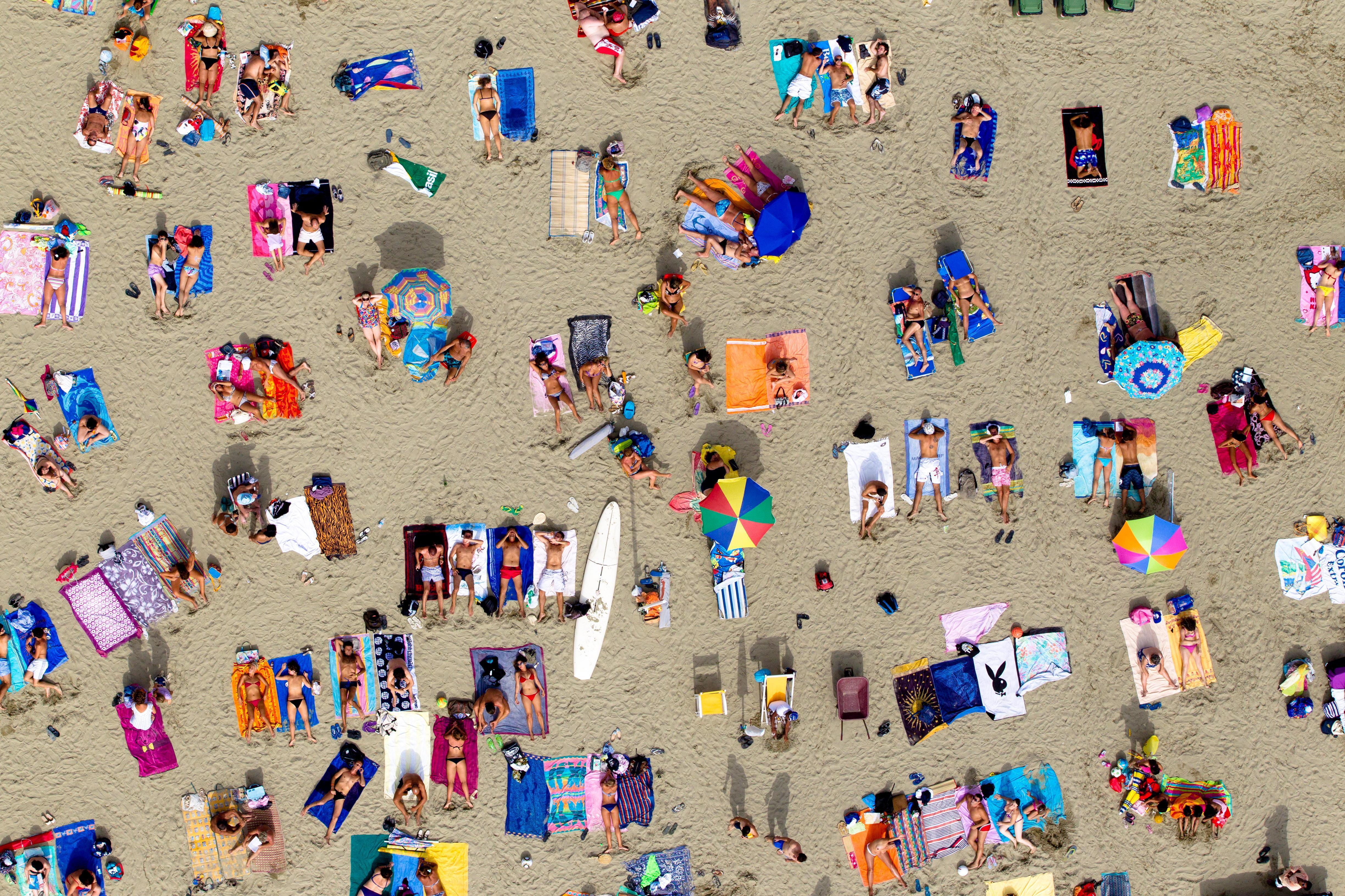 La spiaggia dall'alto (foto Massimo Sestini)