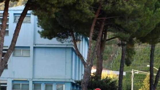 Vetri rotti, lancio di spazzatura e urla Baby gang in azione a Romagnano