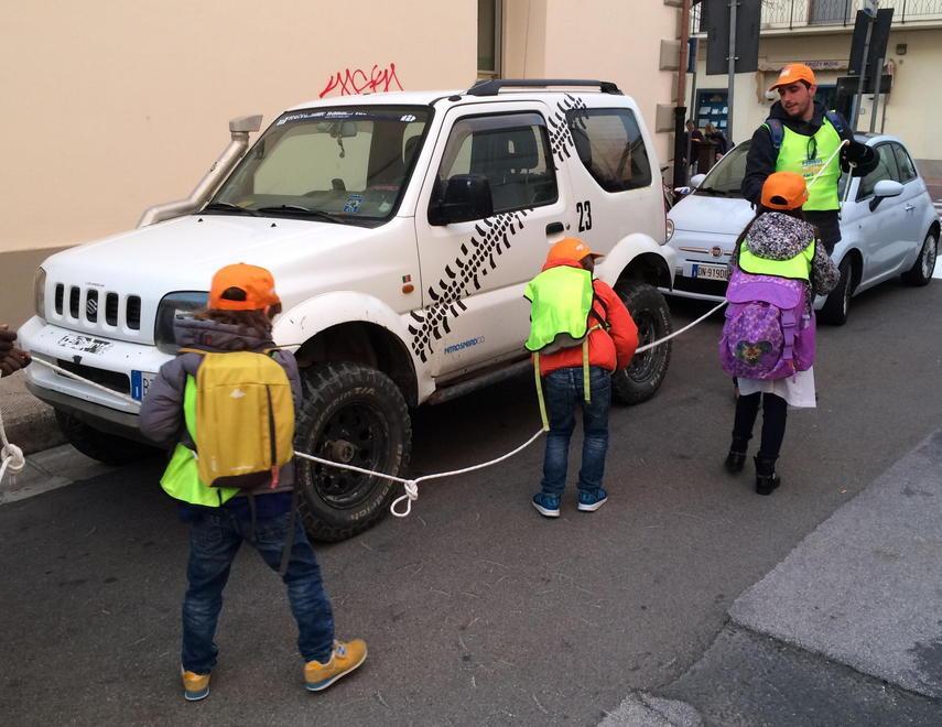 Il Pedibus contro gli ingorghi di auto a scuola: a piedi con l’accompagnatore 