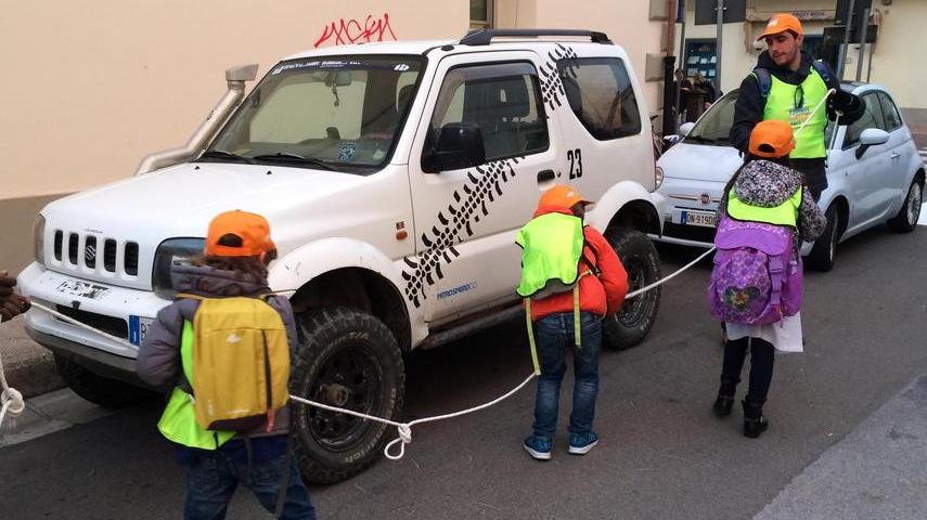 Il Pedibus contro gli ingorghi di auto a scuola: a piedi con l’accompagnatore
