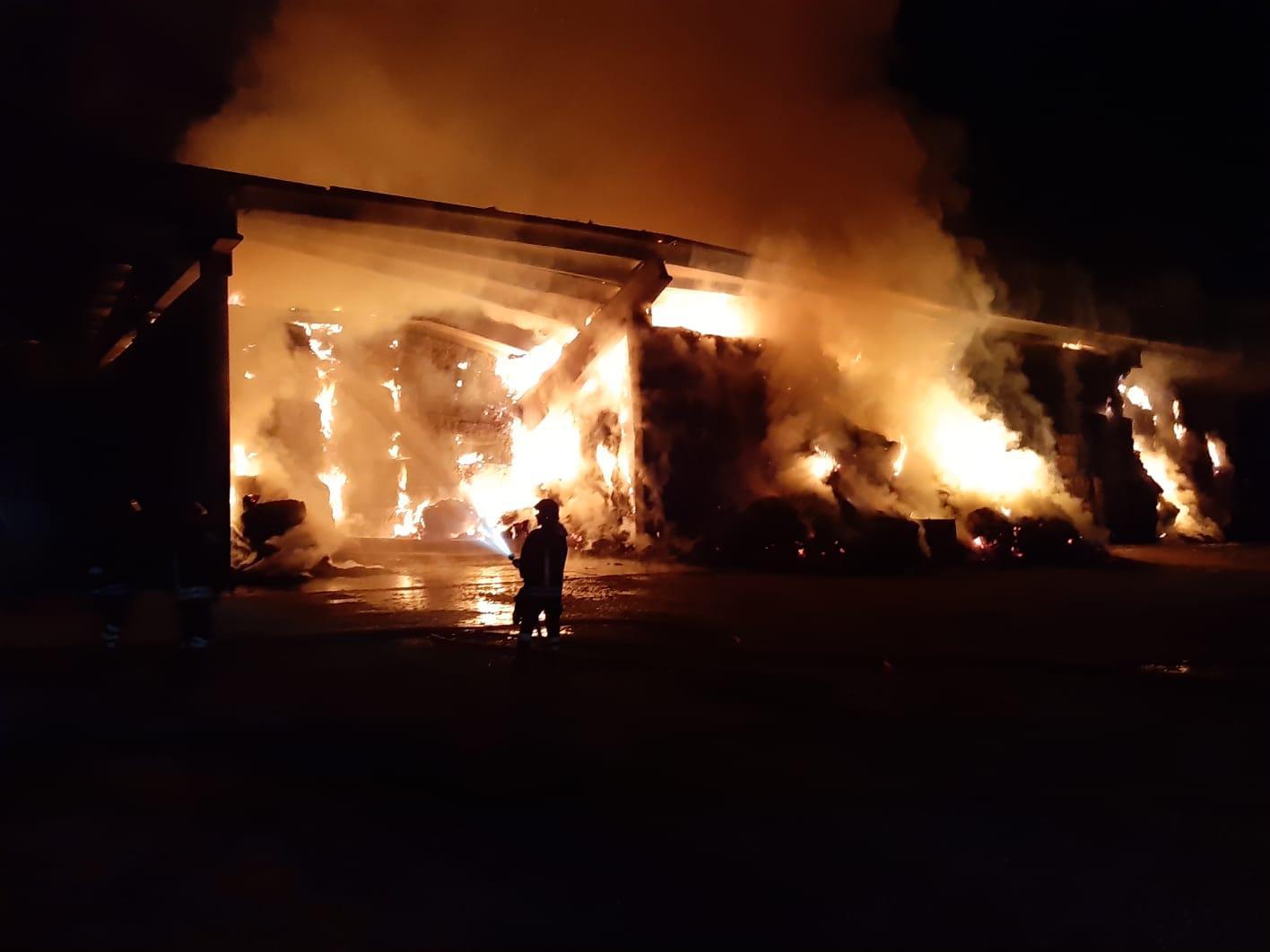 In fiamme un fienile e migliaia di rotoballe, maxi intervento dei vigili del fuoco