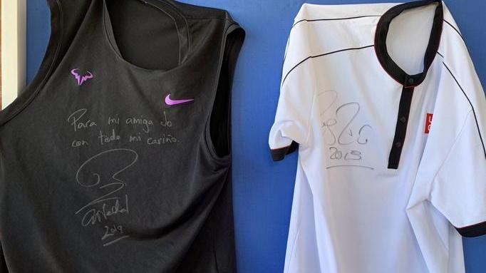 Le maglie di Nadal e Federer all’asta per aiutare la piccola Jo