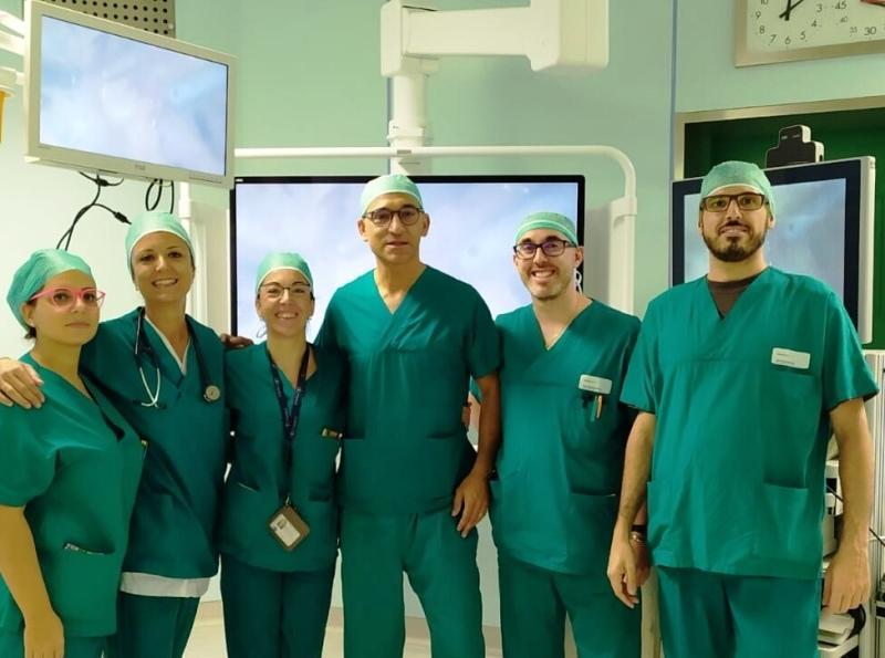 Il dottor Stefano Cantafio con l'èquipe di Chirurgia dell'ospedale Santo Stefano di Prato