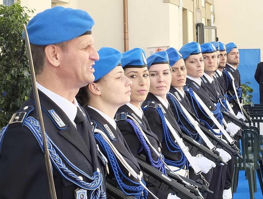 Alcuni momenti della cerimonia che ieri mattina si è svolta all’interno del carcere pisano Don Bosco in occasione del 202esimo anniversario della fondazione del corpo di polizia penitenziaria (fotoservizio fabio muzzi)