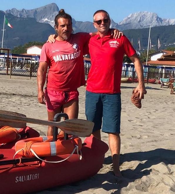 Cade dal catamarano al largo: i bagnini lo ritrovano sfinito 