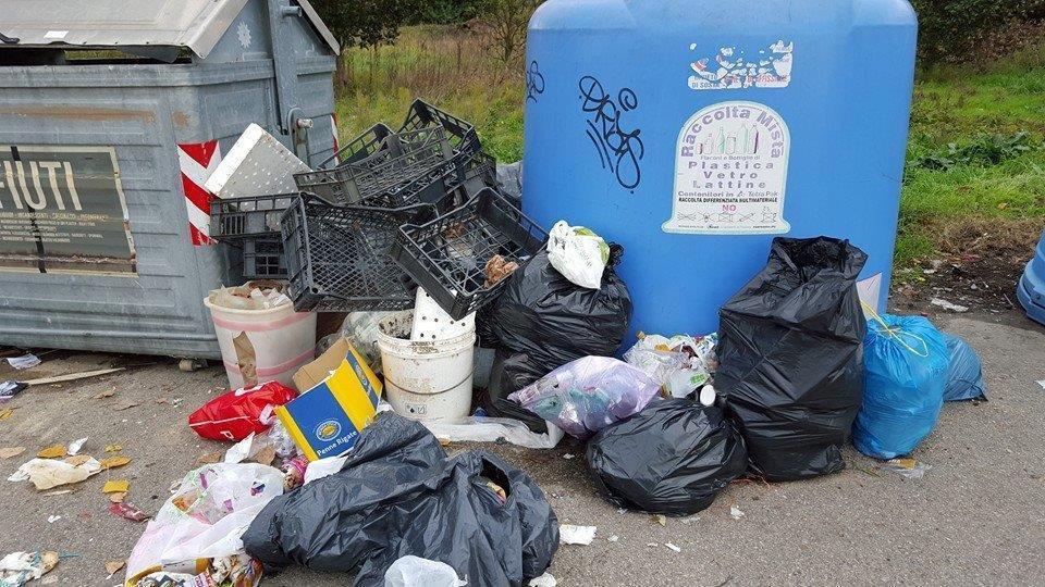 Rifiuti ammucchiati fuori dai cassonetti e dalle campane per la plastica e vetro