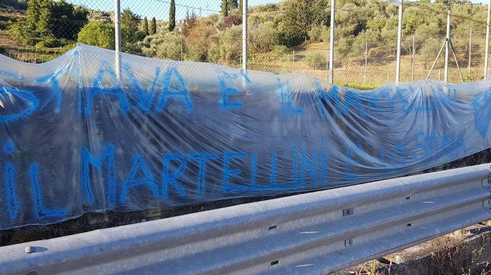 Striscioni a Stiava per il campo «Il Martellini non si tocca» 