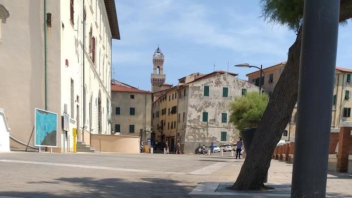 Smacchiare piazza Bovio al Comune costa 1.220 euro