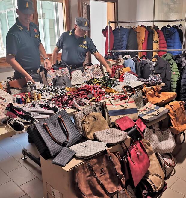 Stampavano marchi contraffatti, tre denunciati 