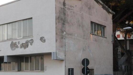 Abilmente onlus regala un servo scala alla scuola