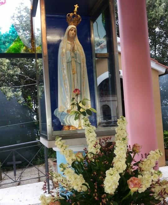 La statua della Madonna arriva in elicottero
