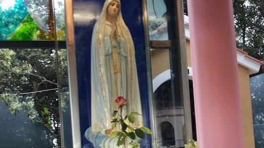 La statua della Madonna arriva in elicottero