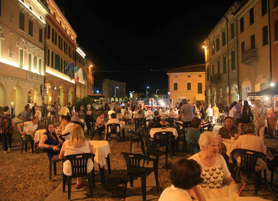 Alla notte bianca fra concerti all’aperto e gastronomia