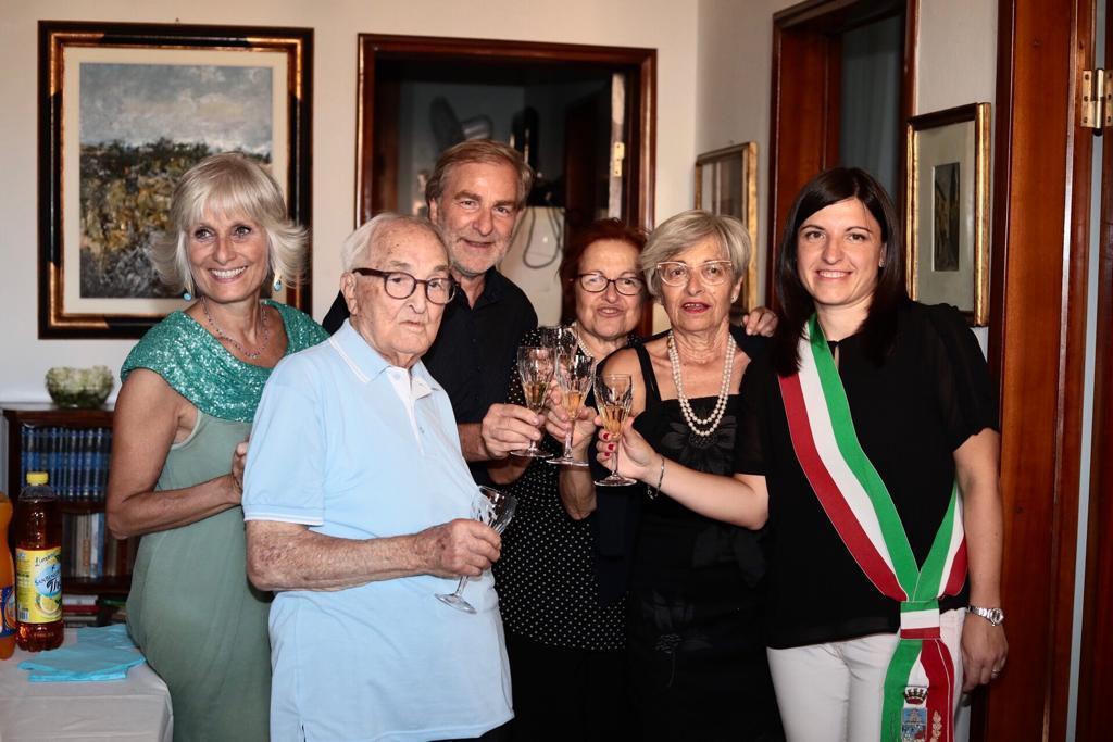Gino Bertelli festeggiato dalla sua famiglia e dall'assessore Valentina Torrini