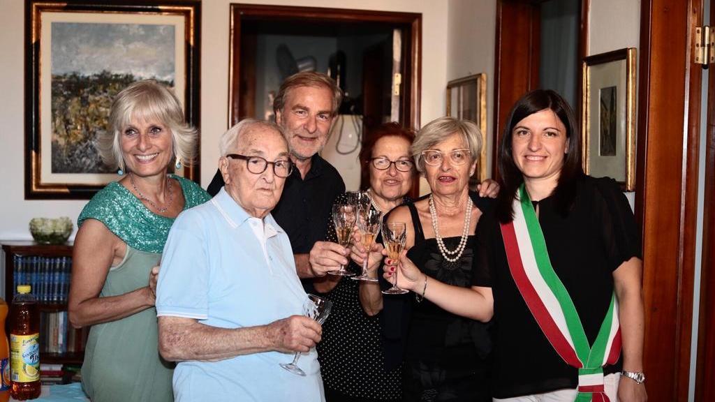 Gino Bertelli festeggiato dalla sua famiglia e dall'assessore Valentina Torrini