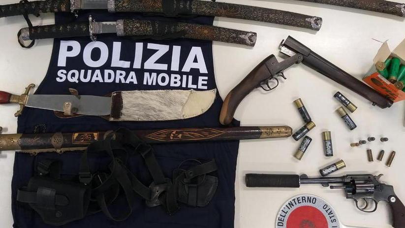 Sfida armata nel cuore del quartiere per un regolamento di conti: arrestati