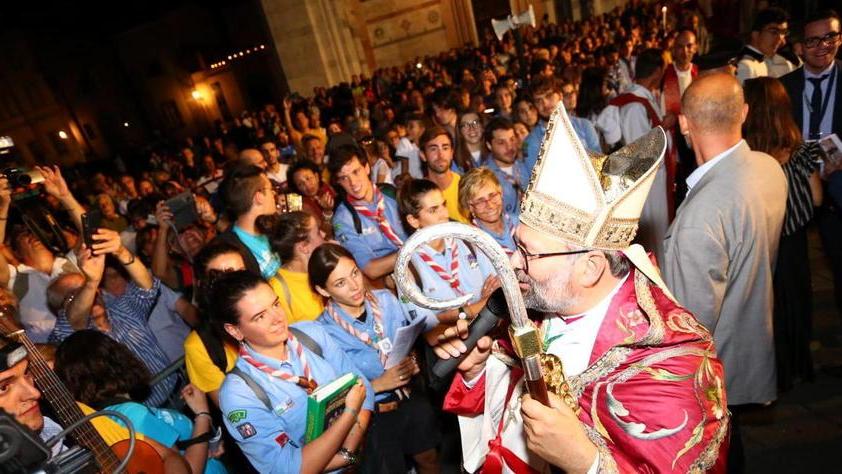 Luminara con pochi ceri accesi. E i led non convincono tutti