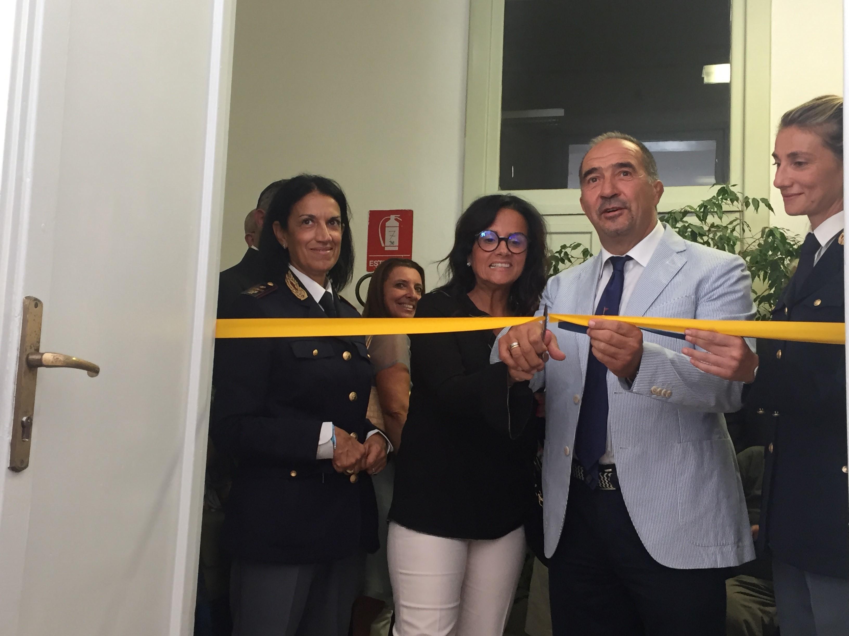 Il taglio del nastro in questura