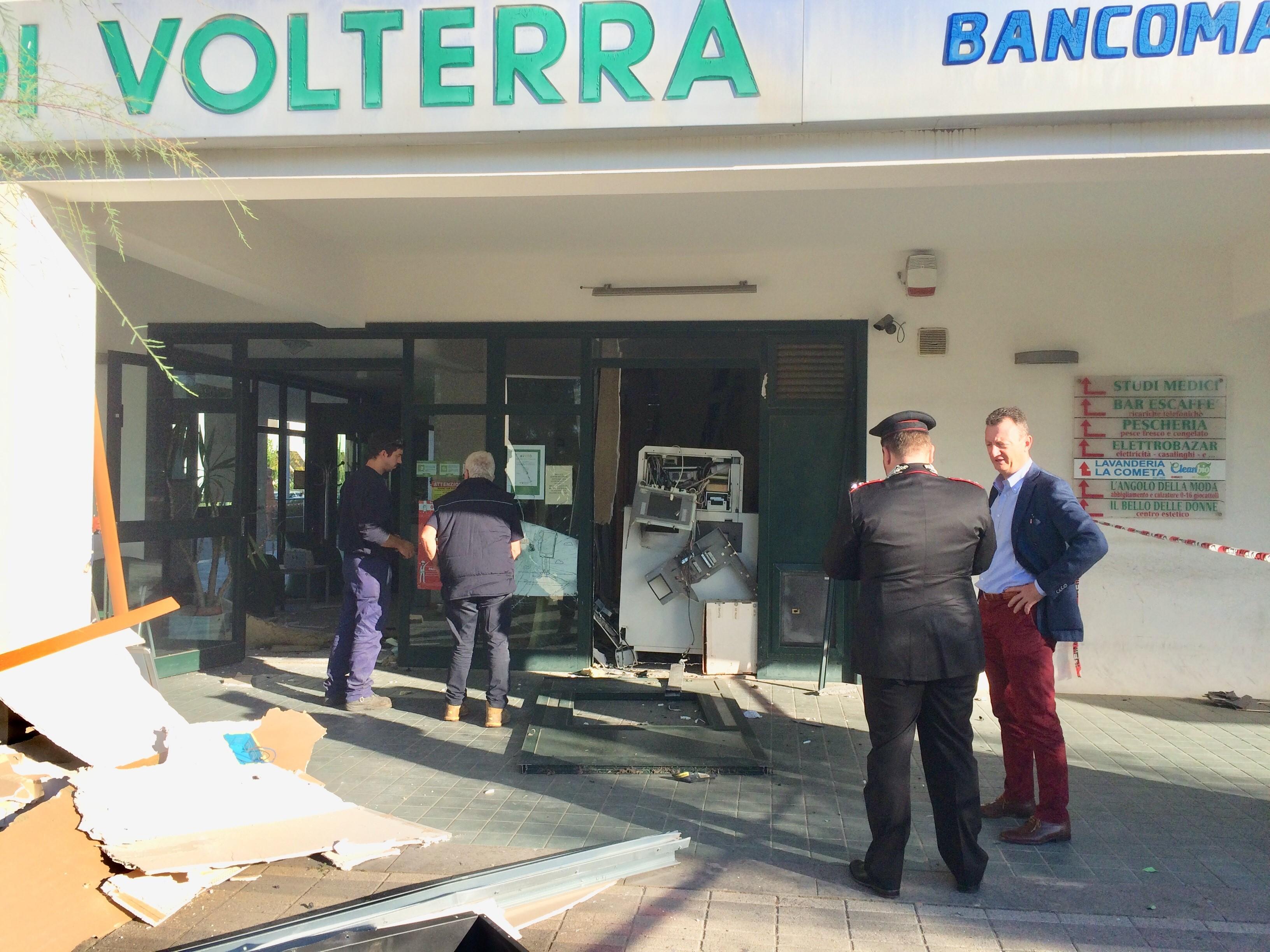 I danni fuori dalla Cassa di Risparmio di Volterra, a Vada (foto Michele Falorni/Silvi)