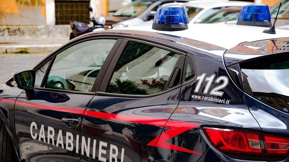 Ladro in casa mentre legge sul divano: lo fa scappare gridando aiuto