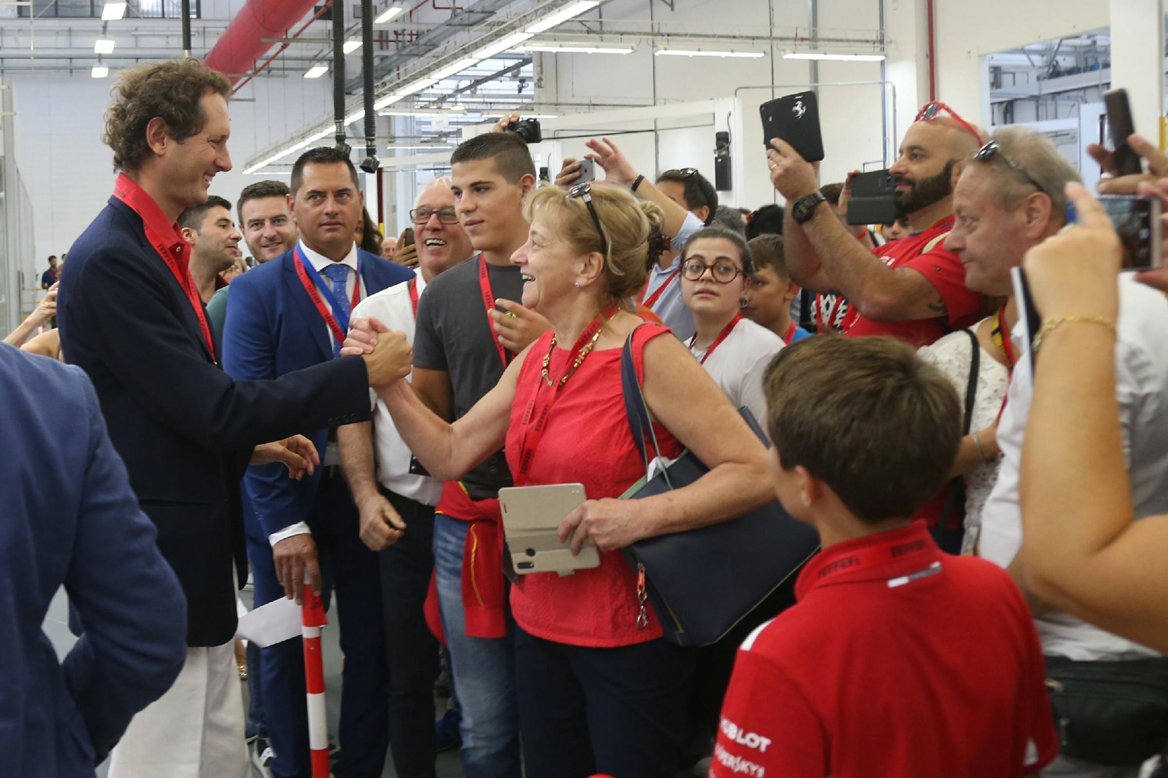 Maranello, in 24 mila al Ferrari Family day. Ad accogliere i visitatori John Elkann