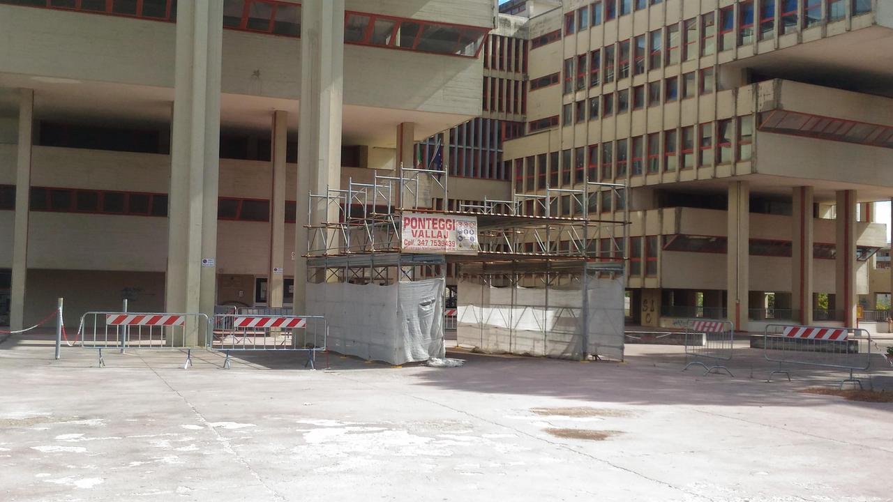 Ponteggi e transenne all’ingresso dell’ex Fermi in viale Adua (foto d’archivio)