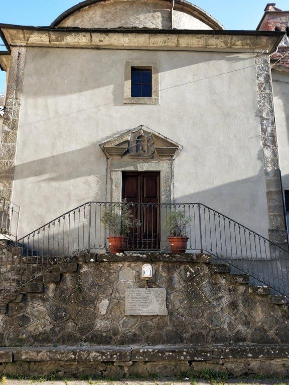 Una delle steli collocate per le via di Sambuca