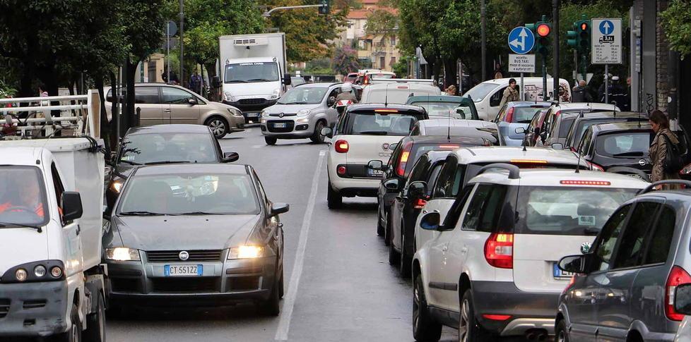 Traffico, giro di vite limite a 30 e divieto per i mezzi pesanti 