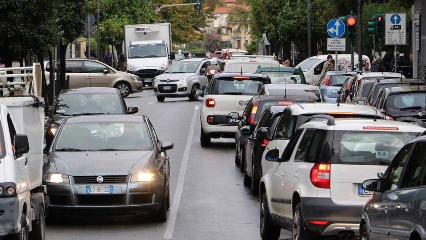 Traffico, giro di vite limite a 30 e divieto per i mezzi pesanti