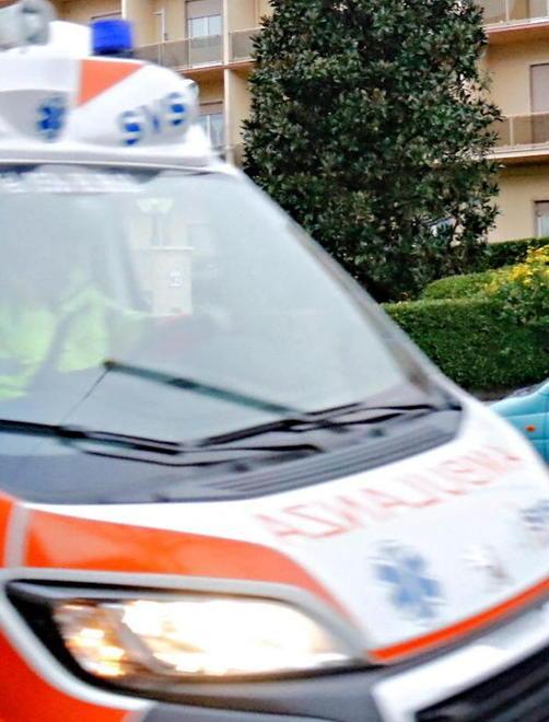 Giovane cararrese investita davanti a una pasticceria
