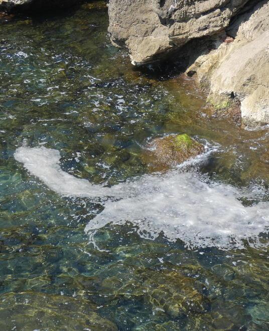Scoperti scarichi fognari in una delle calette più belle 