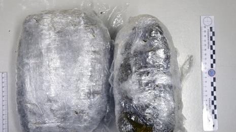 Scende dal treno locale con mezzo chilo di marijuana: arrestata