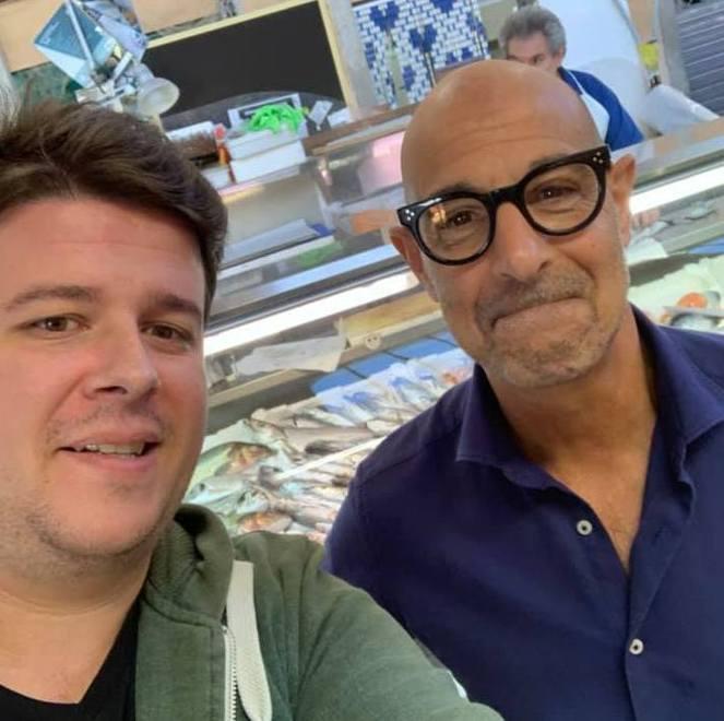 La star di Hollywood Stanley Tucci al Mercato centrale. Poi mangia il 5 e 5