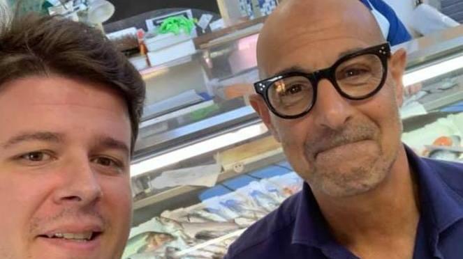 La star di Hollywood Stanley Tucci al Mercato centrale. Poi mangia il 5 e 5