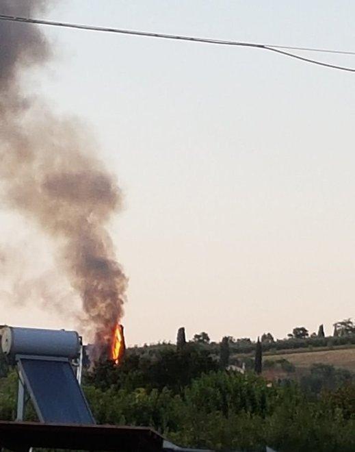 Brucia auto a metano vicino a una casa Paura a Petroio 