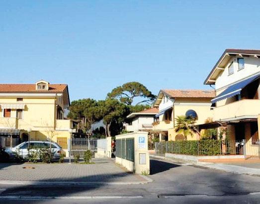 Spari nella notte, colpito il cancello di una villetta a Marina di Massa 